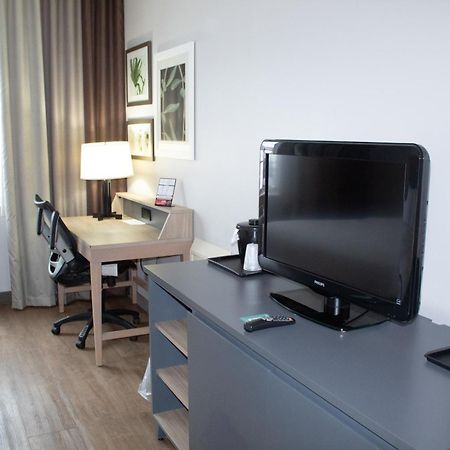 Country Inn & Suites By Radisson, Big Rapids, Mi Bagian luar foto