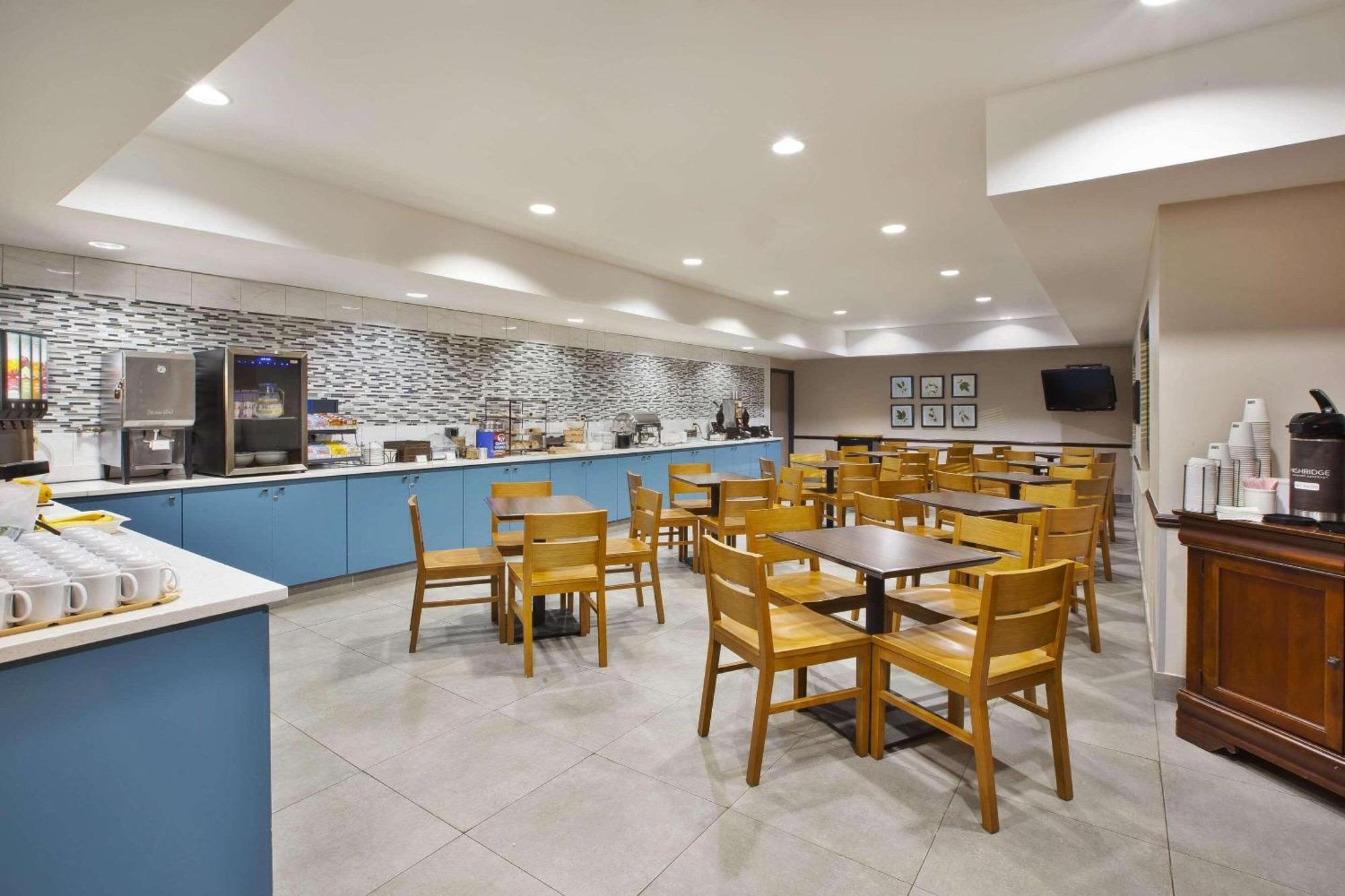 Country Inn & Suites By Radisson, Big Rapids, Mi Bagian luar foto