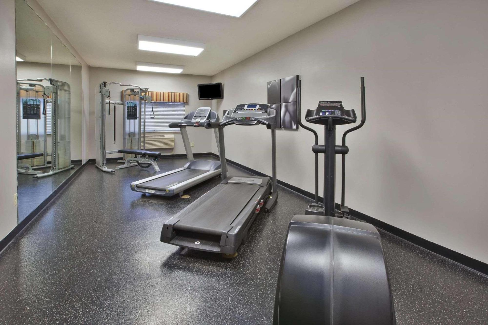 Country Inn & Suites By Radisson, Big Rapids, Mi Bagian luar foto