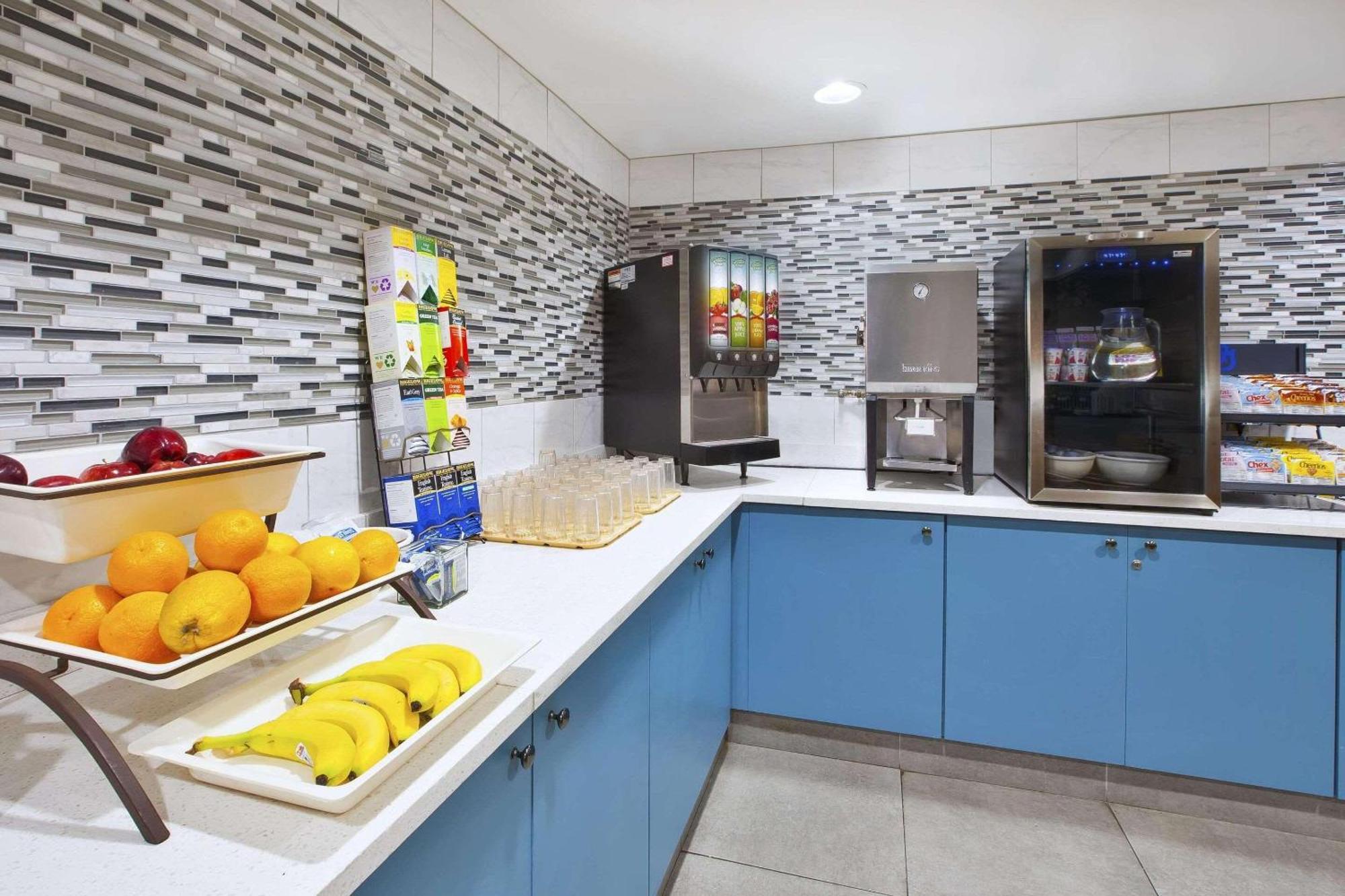 Country Inn & Suites By Radisson, Big Rapids, Mi Bagian luar foto