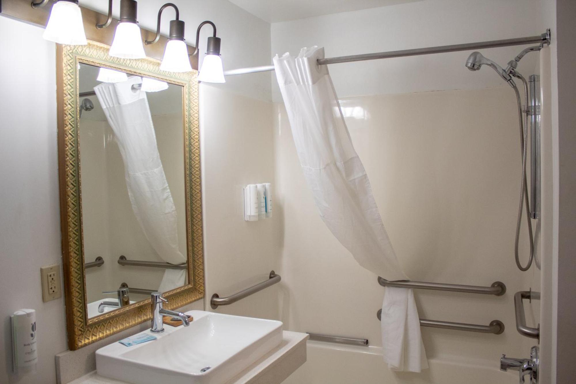 Country Inn & Suites By Radisson, Big Rapids, Mi Bagian luar foto