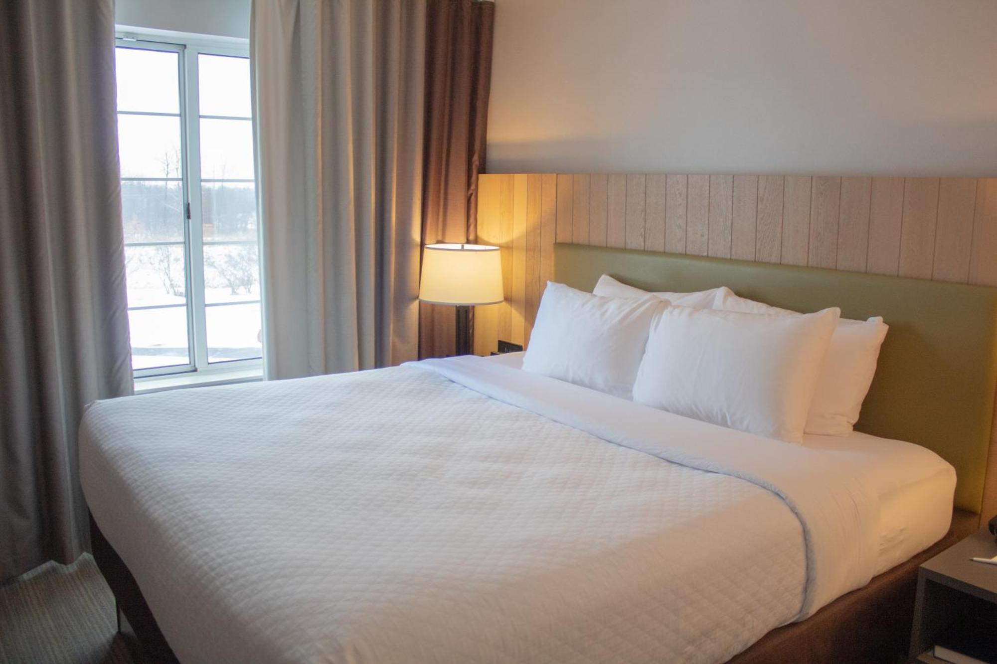 Country Inn & Suites By Radisson, Big Rapids, Mi Bagian luar foto
