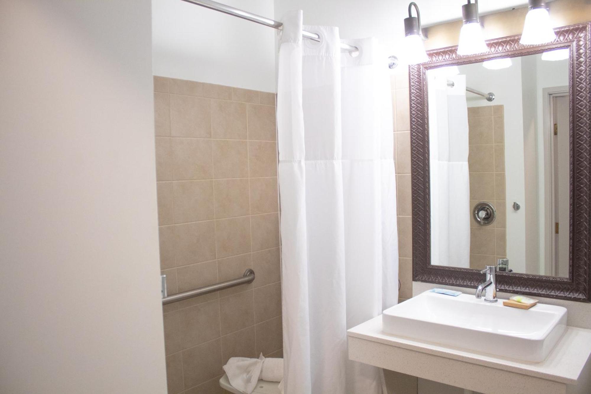 Country Inn & Suites By Radisson, Big Rapids, Mi Bagian luar foto