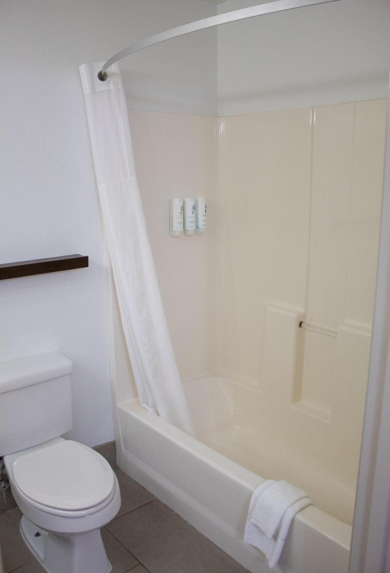 Country Inn & Suites By Radisson, Big Rapids, Mi Bagian luar foto