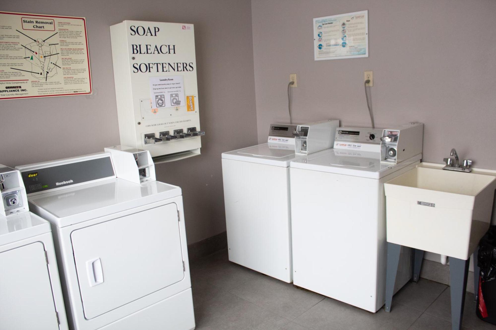 Country Inn & Suites By Radisson, Big Rapids, Mi Bagian luar foto