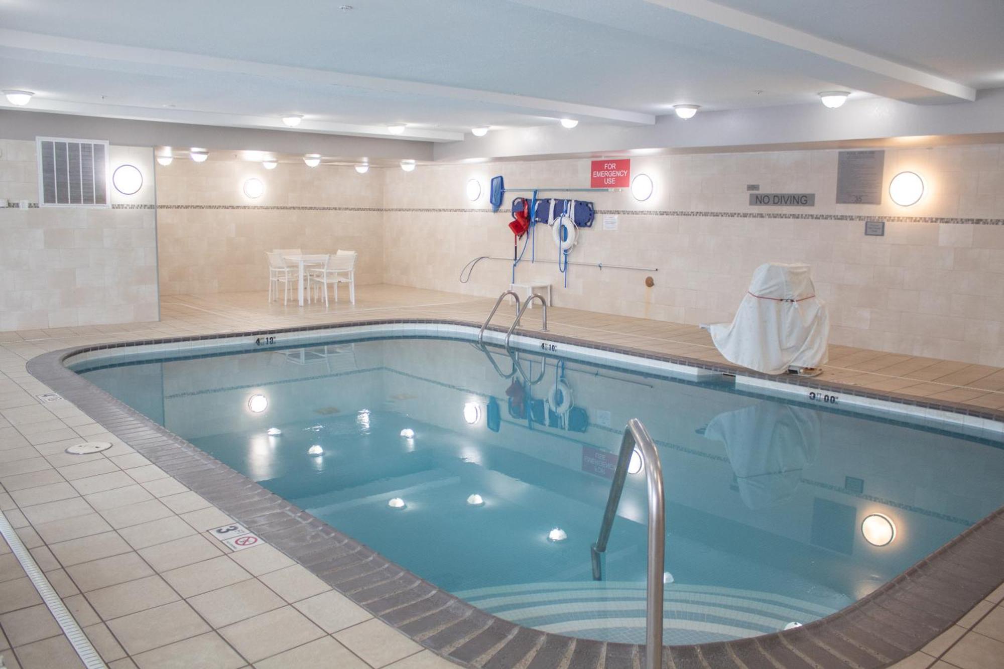 Country Inn & Suites By Radisson, Big Rapids, Mi Bagian luar foto